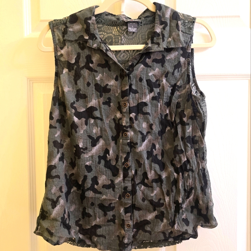 Dots Size Lg Green Camo Sleeveless Button Up Top Back is a Lace Flower Design